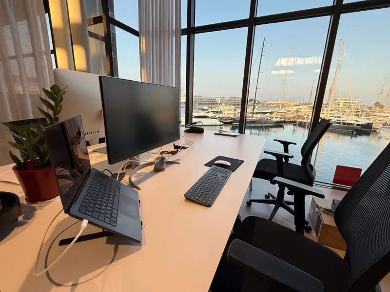Puesto de trabajo en AI Valencia con vista a la Marina de Valencia
