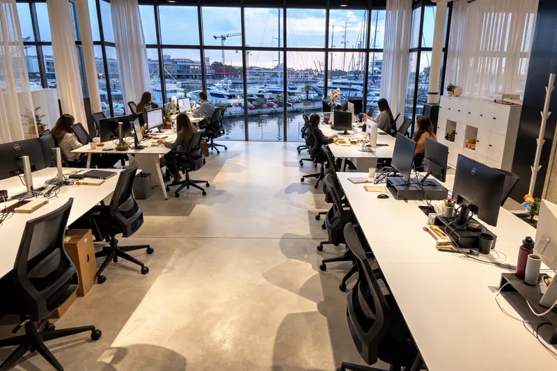 Zona lounge de la oficina de AI Valencia con vistas al puerto