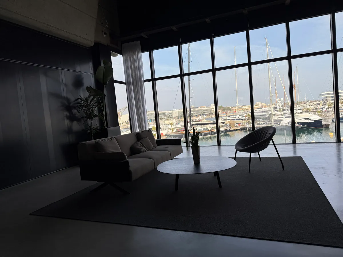 Equipo de AI Valencia trabajando en la oficina de la Marina de Valencia